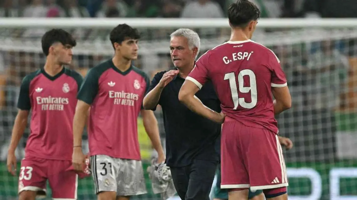 Jose Mourinho memberikan dukungan semangat untuk para pemain Real Madrid saat takluk dari Real Betis.