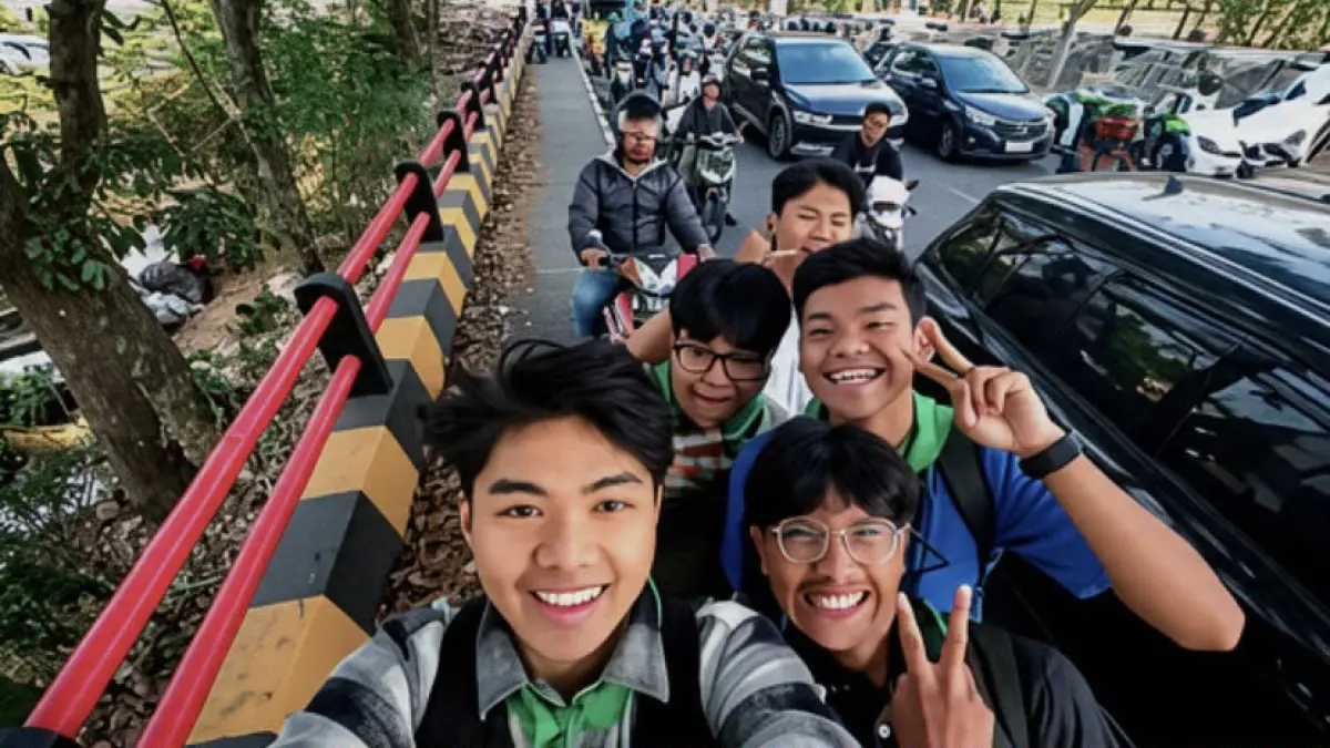 Mahasiswa berjalan kaki dan berfoto di trotoar, sementara kendaraan bermotor tetap berada di jalan raya. Dok instagram mhzriell