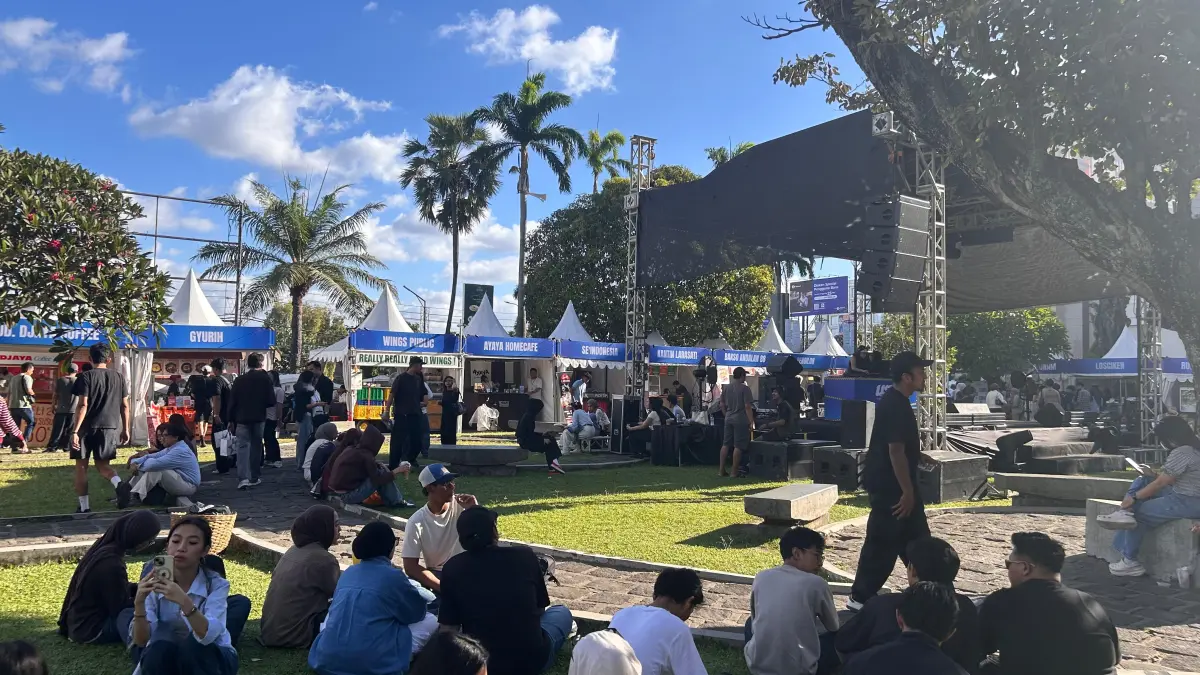 Suasana sore di area outdoor USS Downtown Market Yogyakarta, banyak pengunjung duduk santai di depan panggung dan sebagian memenuhi tenant F&B. (Sumber: Dok As Syifa Dzihni Nafisa)