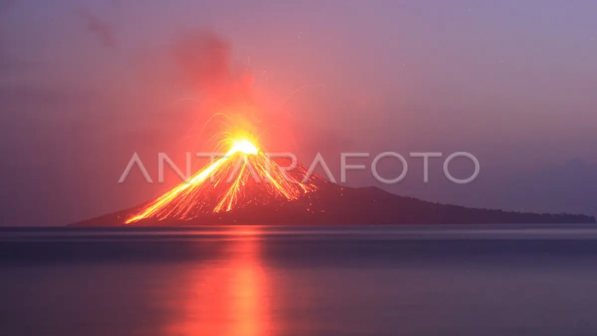 Abu Vulkanik Gunung Anak Krakatau Ganggu Penerbangan, Bandara Soekarno-Hatta Ditutup Sementara. (ANTARA) 