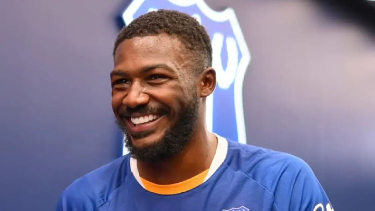 Ainsley Maitland-Niles gagalkan kemenangan di depan mata Manchester United saat melawan Everton di Hill Dickinson.