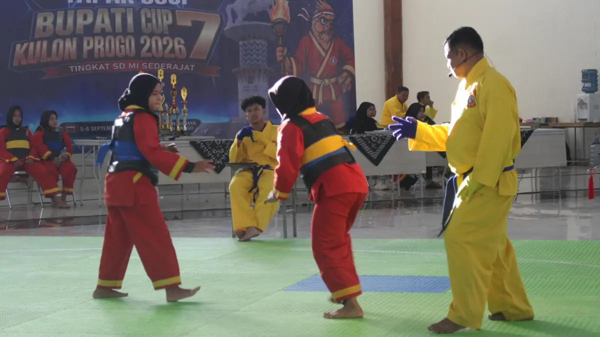 Atlet muda melakoni pertandingan tapak suci di Taman Budaya Kulon Progo.