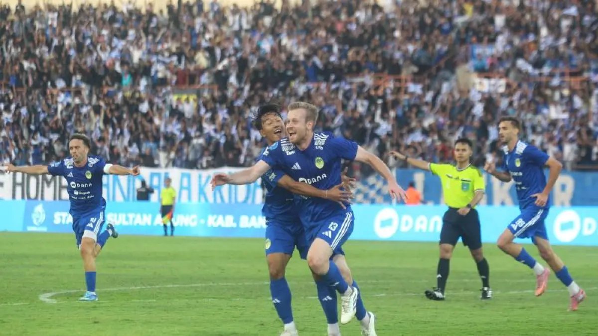 IMBANG: PSIM dan Persita berbagi poin 1-1, bangkit di 20 Menit terakhir. Samakan kedudukan lewat Adrian Purzycki.

