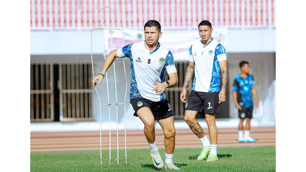 KENDALA ADMINISTRASI: Dua pemain asing PSIM Jogja Mauro Caballero dan Marvin Loria saat menjalani latihan rutin. (Dok. PSIM Jogja)