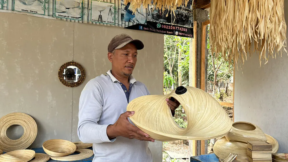 KREATIF: Heri Sutrisno membuat aneka kreasi dari bambu, kemudian dijual hingga ke luar negeri. Naila Nihayah/Radar Jogja