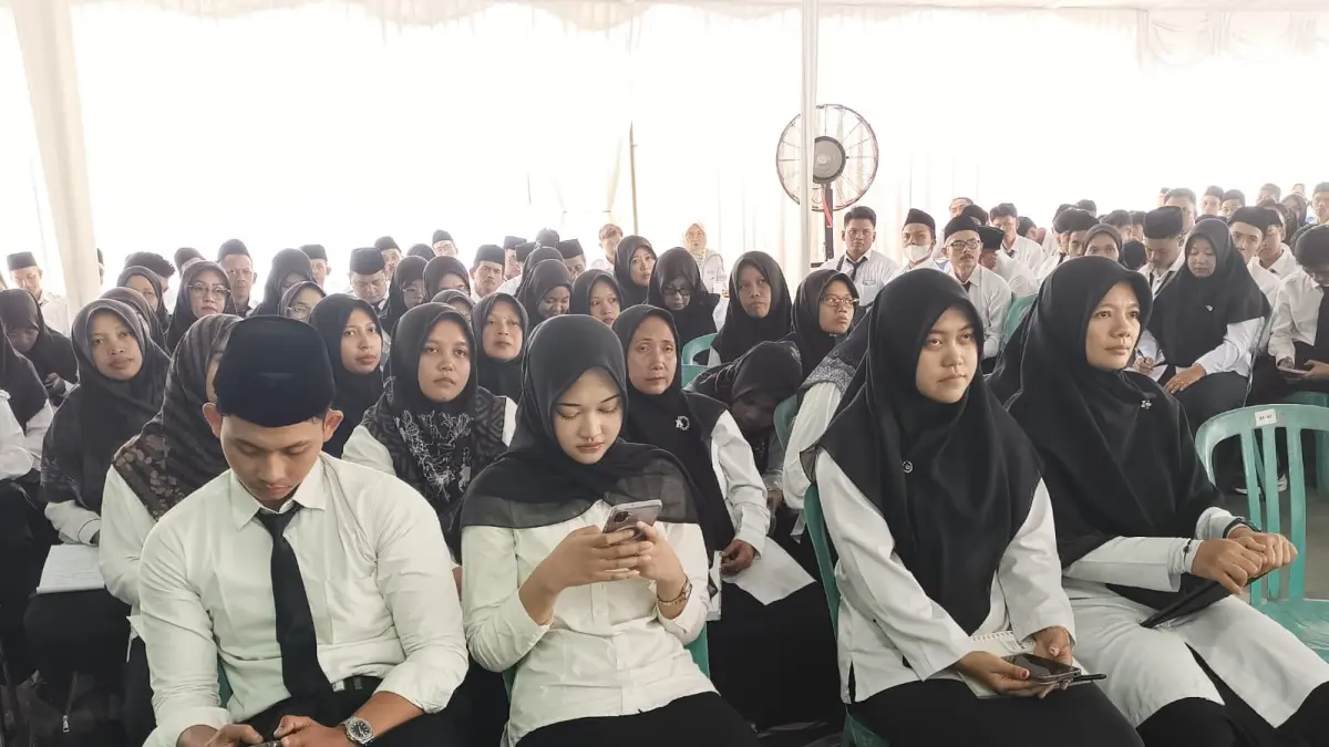 Mahasiswa baru Universitas Maarif Nahdlatul Ulama (UMNU) Kebumen menjalani Pengenalan Kehidupan Kampus bagi Mahasiswa Baru (PKKMB), Minggu (6/9). (M Hafied/Radar Jogja)