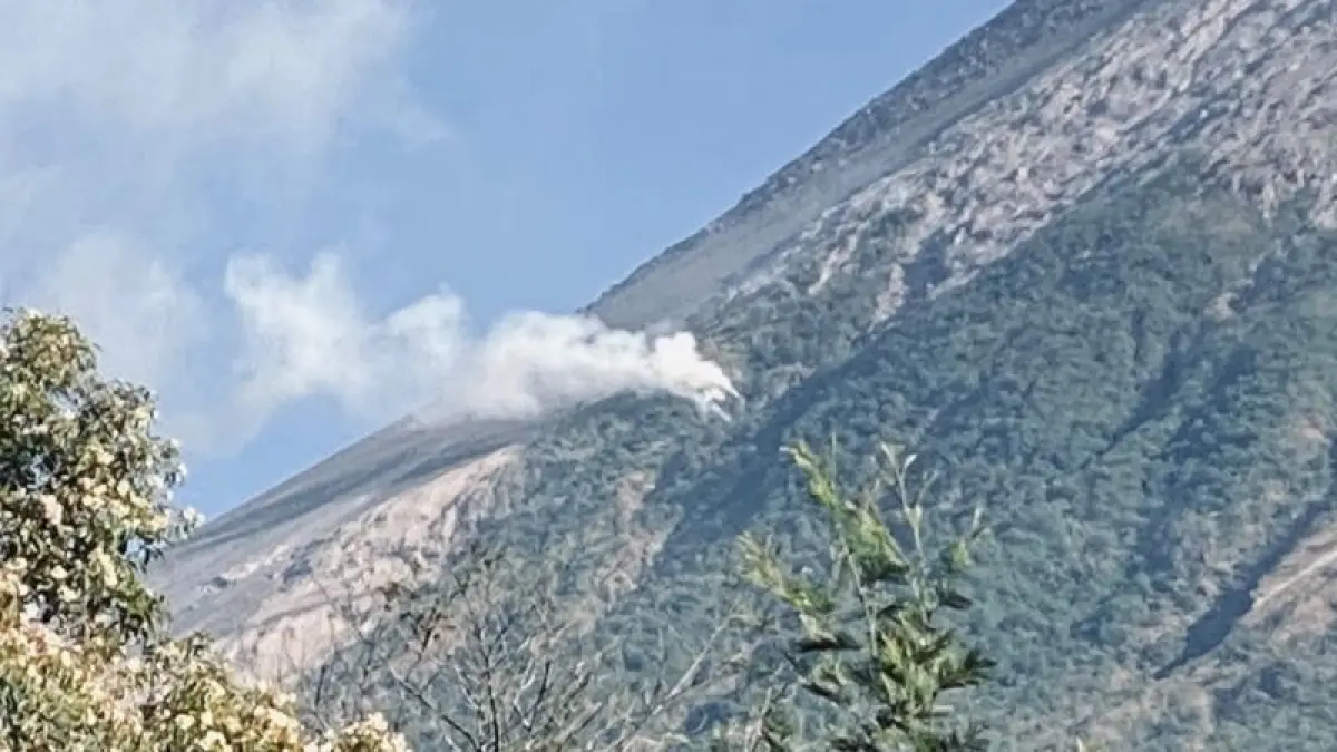 MANDALI: Titik asap yang muncul di lereng Gunung Merapi akibat guguran lava Minggu (6/9). (Istimewa)