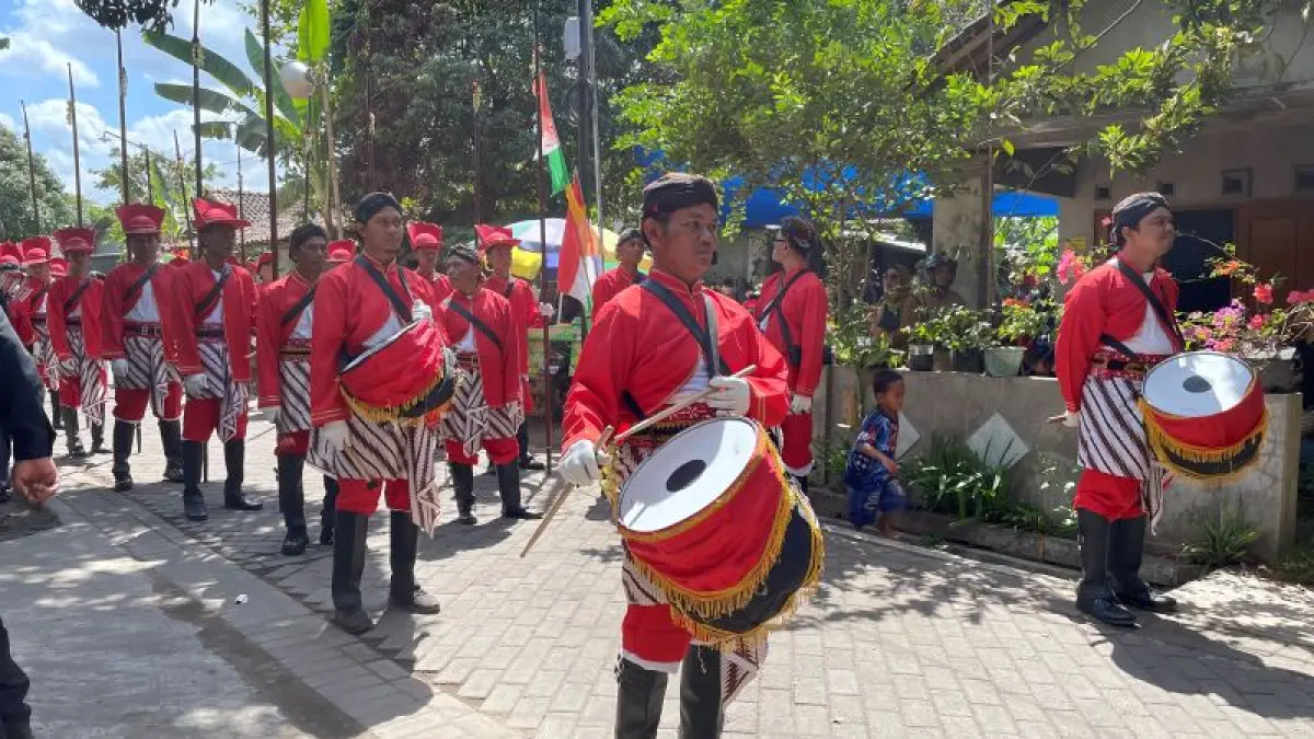 NGURI-URI BUDAYA: Bregada dari salah satu peserta kirab bersiap mengikuti rangkaian acara Merti Dusun Paker, Mulyoadi, Bambanglipuro Minggu (6/9). (Aris Romadhon/Radar Jogja)