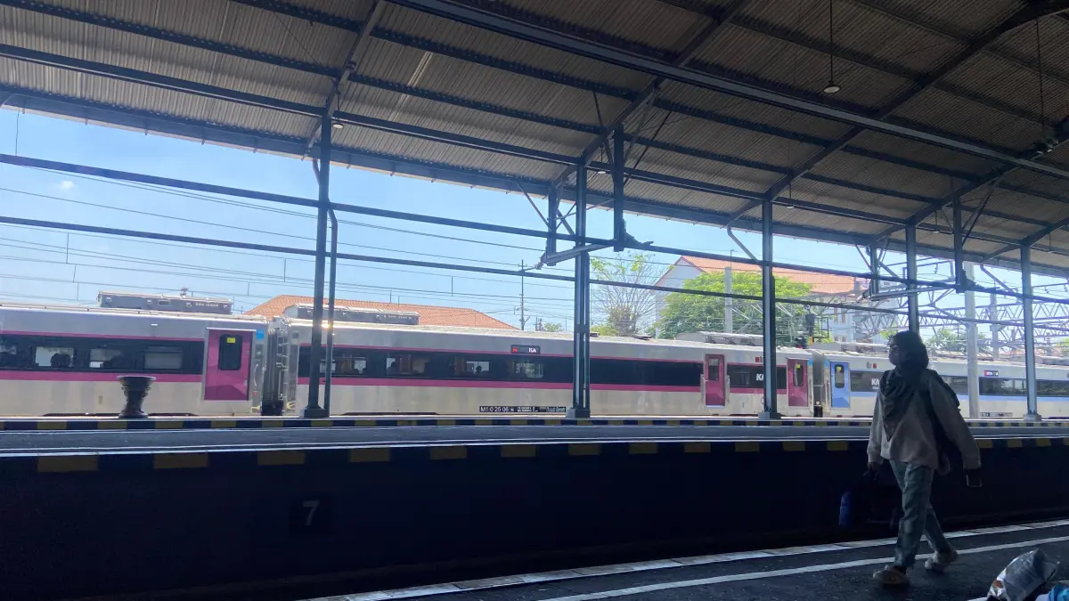 Penumpang kereta api bersiap-siap menaiki kereta api di Stasiun Lempuyangan Jogja. (Cintia Yuliani/Radar Jogja)