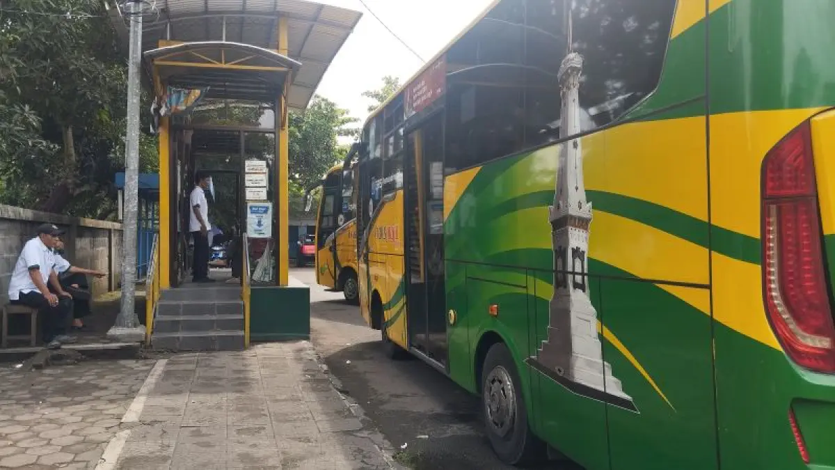 TETAP BEKERJA: Pegawai Trans Jogja sedang menunggu penumpang naik ke bus. Sampai saat ini, pembayaran upah lembur dan yang tak kunjung dibayarkan mulai menemui titik terang. Begitu juga dengan besaran upah bagi pekerja lama dan baru akan segera disesuaikan. (Cintia Yuliani/Radar Jogja)
&nbsp;