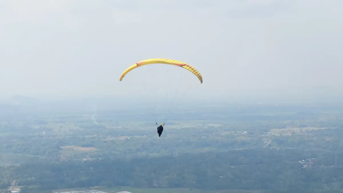 
TAKE OFF: Atlet paralayang mengembangkan parasut di landasan Objek Wisata Giri Sembung - ANOM BAGASKORO/RADAR JOGJA