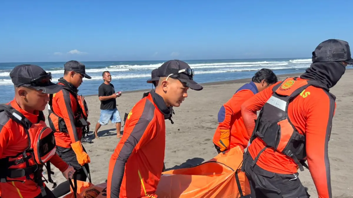 Tim SAR Gabungan mengevakuasi jenazah Darwaji, 55, penjaring ikan yang sempat dilaporkan hilang tiga hari di kawasan Pantai Entak, Kecamatan Ambal. (Dokumentasi Basarnas Cilacap)