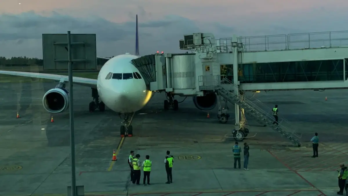 TRANSIT: Pesawat mendarat di Yogyakarta International Airport untuk menunggu penumpang masuk - ANOM BAGASKORO/RADAR JOGJA