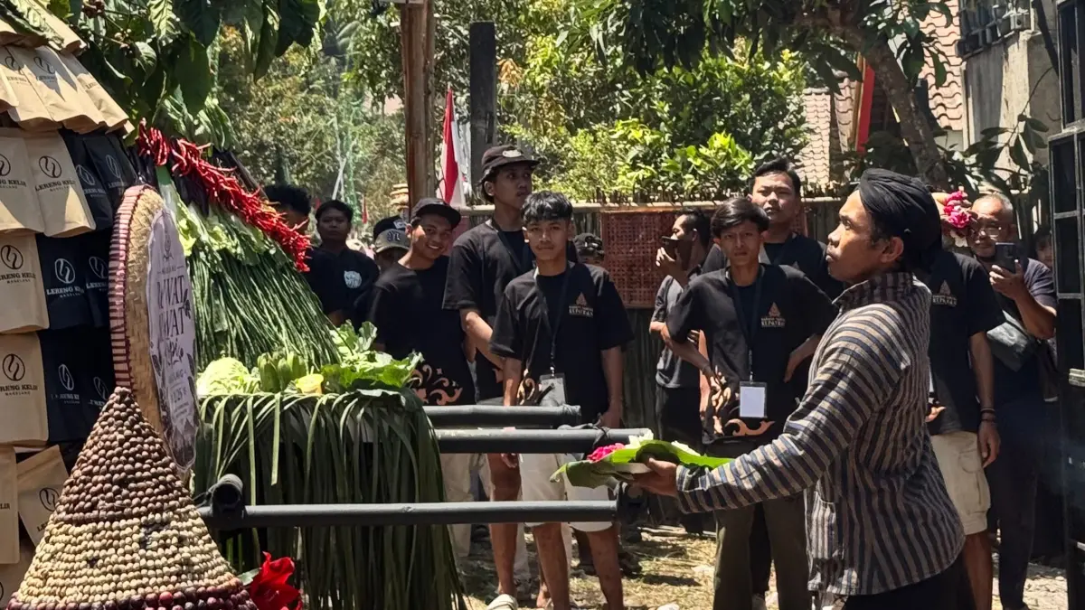 Warga kompak menggerebek gunungan kopi dan hasil bumi pada gelaran Ruwat Rawat Kopi, Sabtu (5/9).
