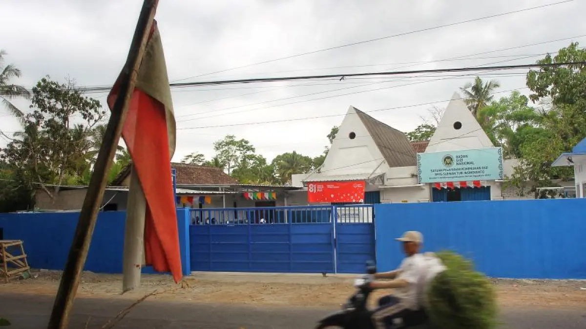 Warga melintas di depan Satuan Pelayanan Pemenuhan Gizi (SPPG) Wonokerto, Turi, Sleman, yang dalam kondisi tertutup setelah terjadi kasus keracunan akibat program Makan Bergizi Gratis (MBG) Senin (7/9). Puluhan siswa dari tiga sekolah di Kapanewon Turi mengalami keracunan usai mengonsumsi makanan yang diproduksi SPPG tersebut. (Guntur Aga Tirtana/Radar Jogja)