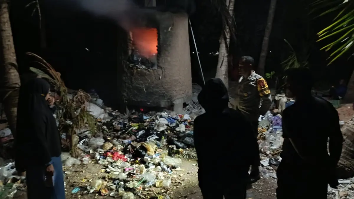 CEK: Babinsa dan Bhabinkamtibmas meninjau lokasi pembuangan sampah dan pembakaran sampah ilegal. (Dokumentasi Kapanewon Galur)