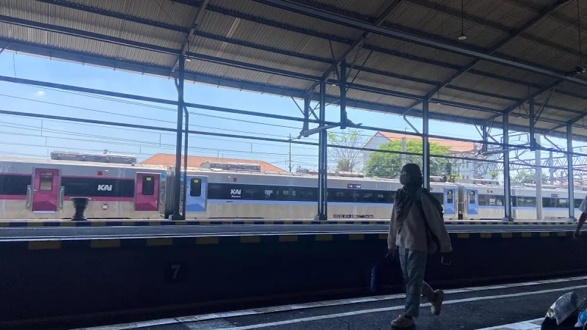DAMPAK ABU VULKANIK: Penumpang sedang bersiap untuk menaiki kereta api di Stasiun Lempuyangan, Senin (7/9/2026). Cintia Yuliani/Radar Jogja