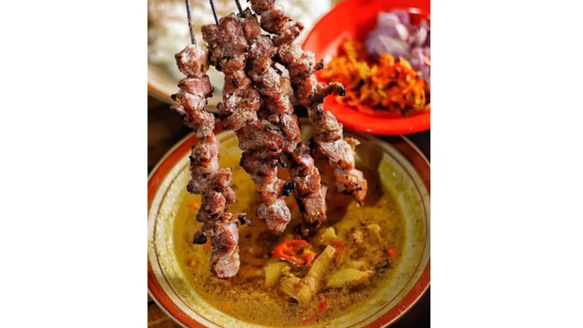 Gambar Sate Klathak yang Disajikan dengan Gurihnya Gulai (sumber: ardestourjogja.com)