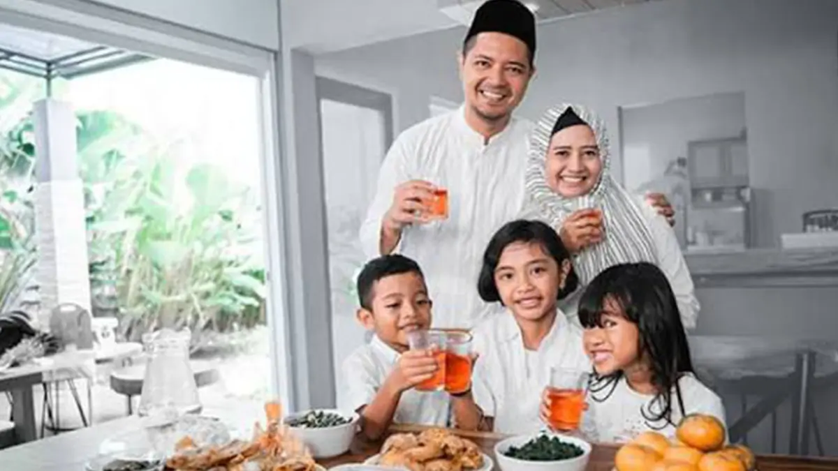Ilustrasi keluarga makan bersama. (Halodoc)