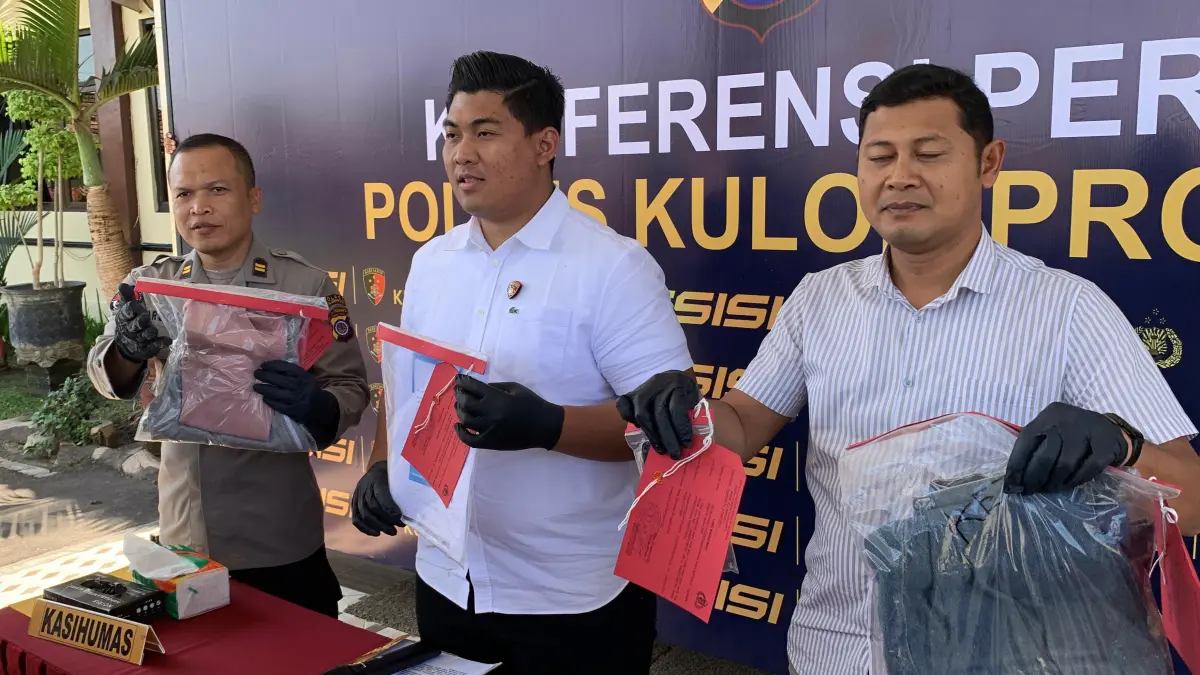Kasatreskrim Polres Kulon Progo menunjukkan barang bukti ke arah media saat konferensi pers.