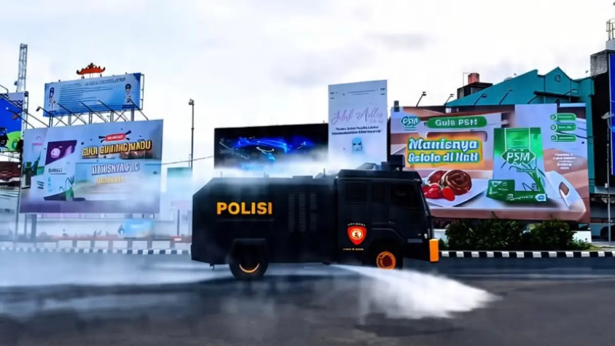 Mobil water cannon Polresta Bandar Lampung menyemprot jalan yang terdampak abu vulkanik Gunung Anak Krakatau, Minggu 6 September 2026.
Dokumentasi: Polresta Bandar Lampung