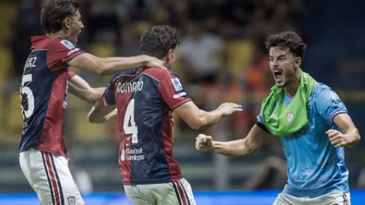 Para pemain Cagliari rayakan kemenangan atas Parma di laga pembuka Serie A.