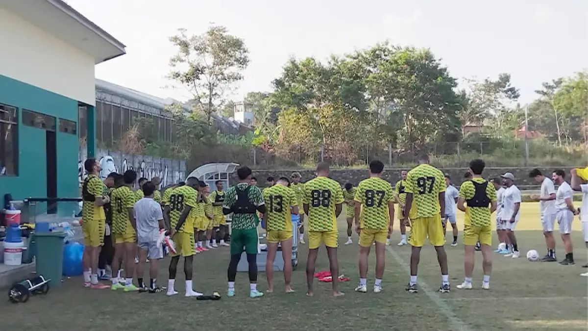 Para pemain PSS Sleman usai latihan di Lapangan Pakembinangun, Sleman. (Rizky Wahyu/Radar Jogja)