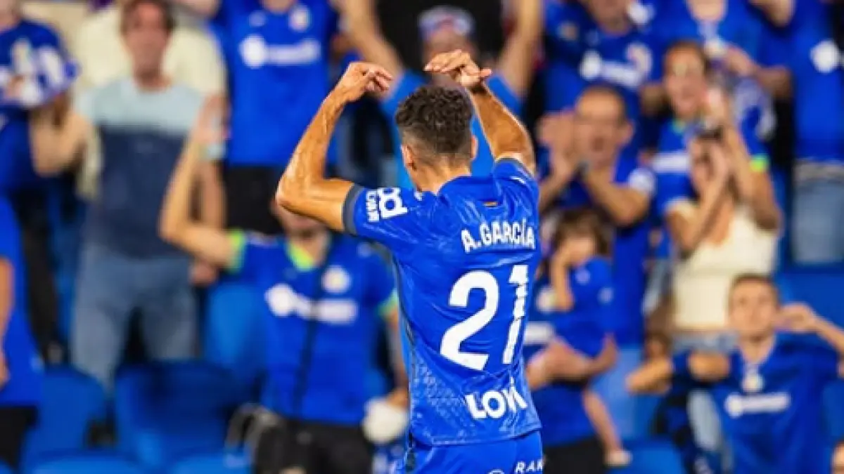 Pemain Getafe, Andres Garcia memberikan salam hangat untuk suporter.