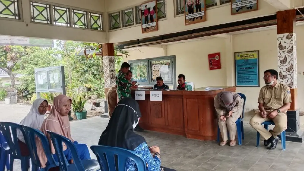 Posko operasional atas kasus keracunan di SMP Negeri 3 Turi dibuka Senin (7/9). (Delima Purnamasari/Radar Jogja)