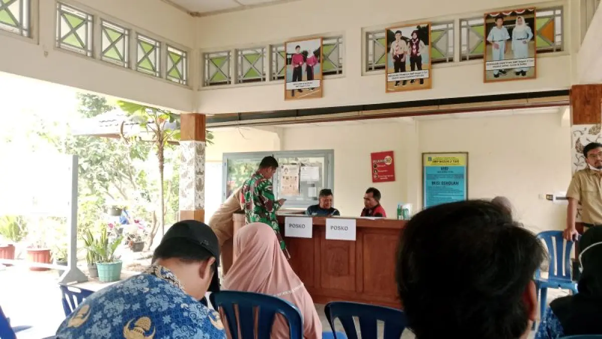 Posko operasional atas kasus keracunan di SMP Negeri 3 Turi Senin (7/9). (Delima Purnamasari/Radar Jogja)
