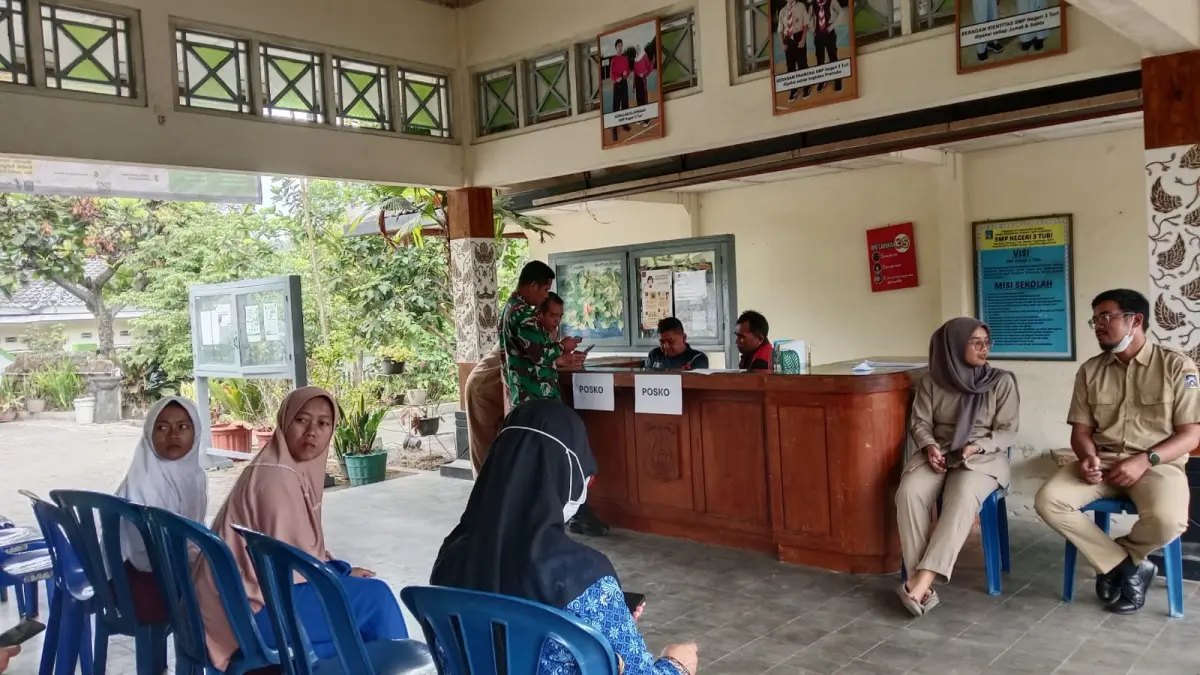 Posko penanganan keracunan di SMP Negeri 3 Turi - Delima Purnamasari/Radar Jogja&nbsp;