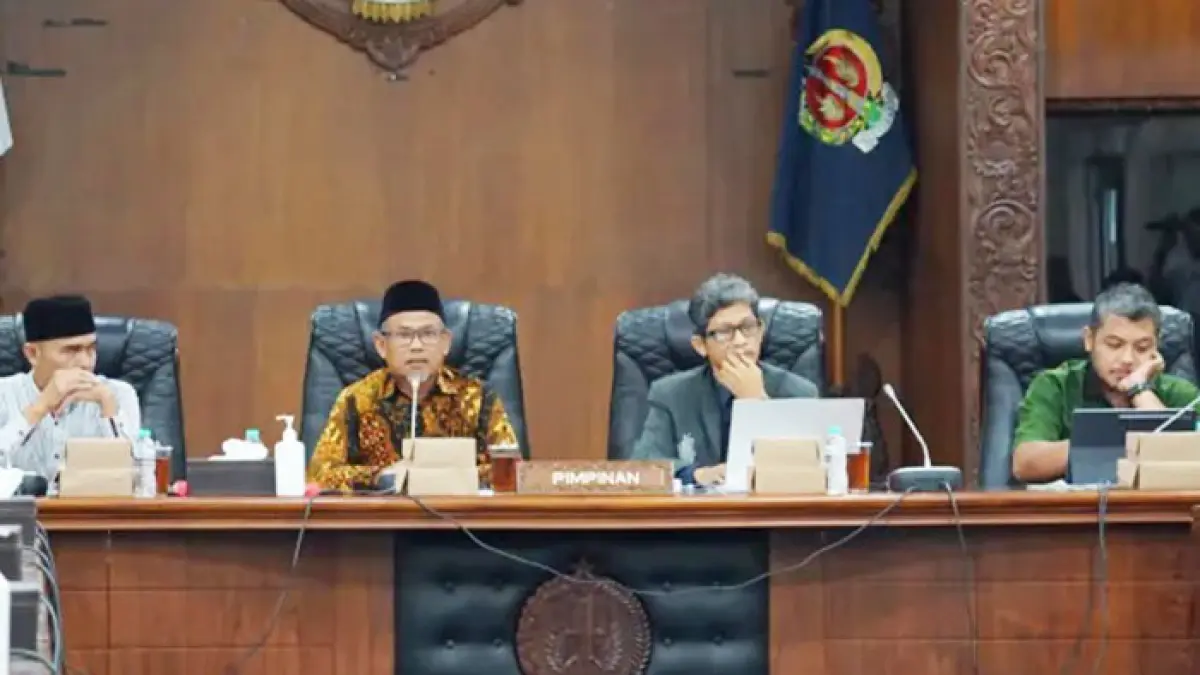 PUBLIC HEARING: Ketua Pansus Raperda RPPLH Tahun 2026-2036 DIY Ispriyatun Katir Triatmojo (dua dari kiri) saat memimpin rapat public hearing di gedung DPRD DIY. (Foto: SETWAN DPRD DIY)
