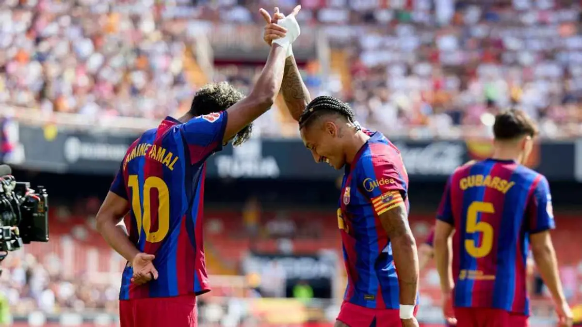 Selebrasi Lamine Yamal bersama Raphinha dalam kemenangan telak 5-0 Barcelona atas Valencia di Mestalla.