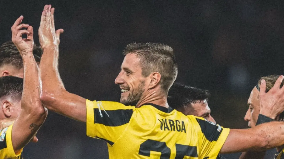 Sleebrasi para pemain AEK Athens setelah memastikan tiket Liga Champions melalui playoff.