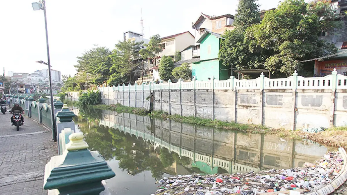 MENENTUKAN ARAH KEBIJAKAN: Sampah tersangkut di trash barrier di aliran Sungai Code, Kota Jogja beberapa waktu lalu. DPRD DIY bersama dengan Pemda DIY saat ini tengah membahas regulasi yang disiapkan untuk melindungi dan mengelola lingkungan hidup di DIY untuk masa tiga puluh tahun ke depan. (Foto: Guntur Aga Tirtana/Radar Jogja)