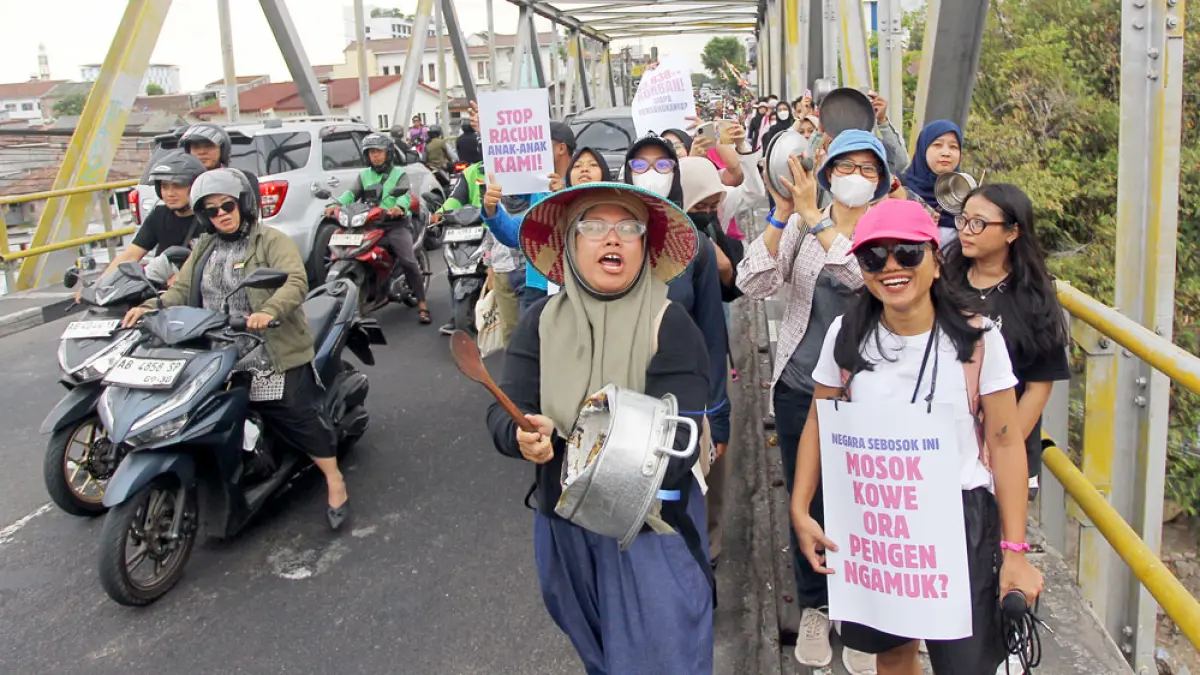 Aksi Suara Ibu Indonesia bertajuk “Jalan Sore Pukul Panci” dari Tugu Jogja menuju Bundaran UGM, kemarin (8/9). Dalam aksi tersebut, mereka menuntut penghentian program Makan Bergizi Gratis (MBG) menyusul maraknya kasus keracunan akibat program tersebut. Guntur Aga Tirtana/Radar Jogja 