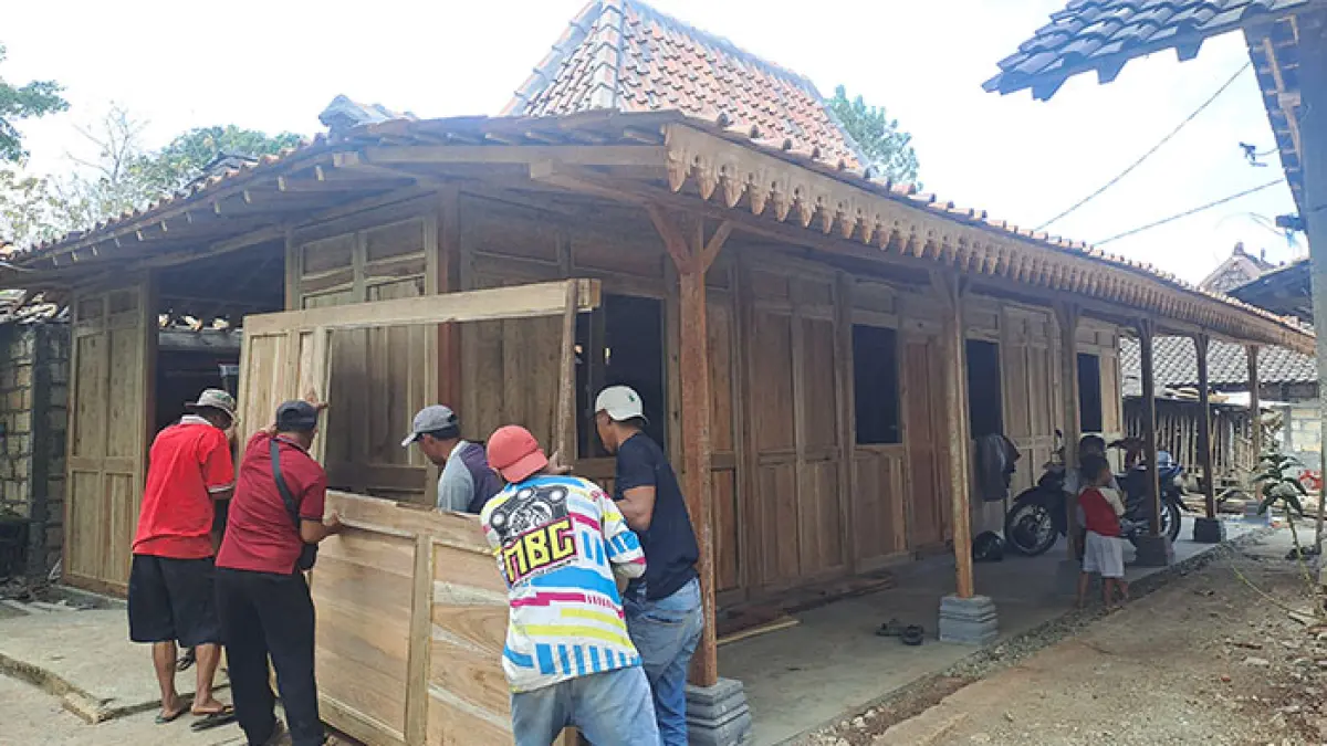 BAHAN DASAR KAYU: Sebanyak enam unit rumah layak huni (RLH) dibangun di Padukuhan Bulu, Bejiharjo, Karangmojo, Gunungkidul. Dibiayai dengan dana keistimewaan sebagai bagian integrasi perumahan dan kawasan permukiman. (Dzika Fajar Alfian/Radar Jogja)