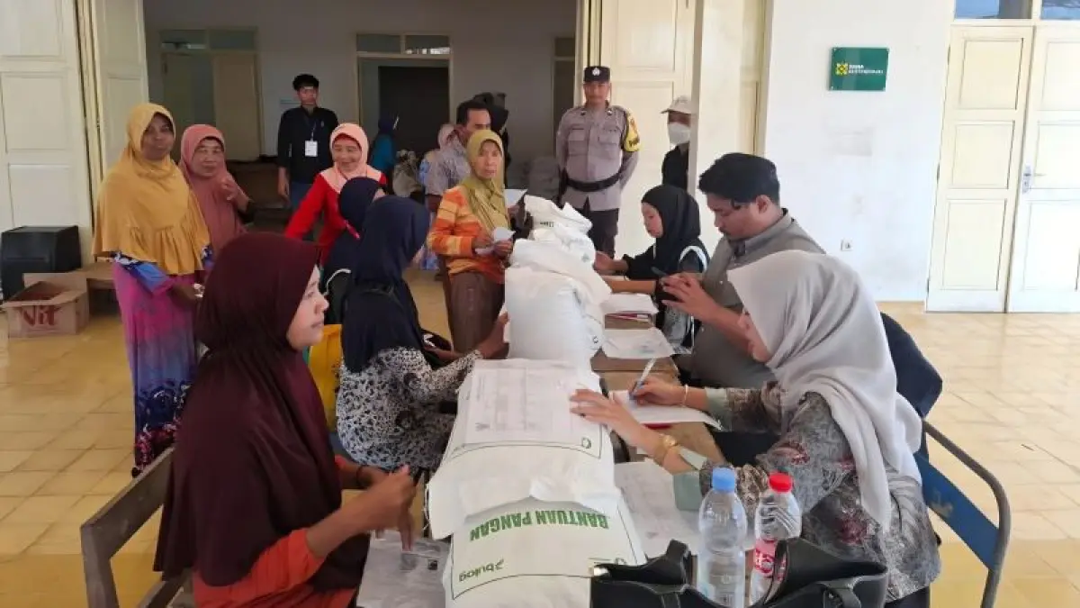 BANTUAN PANGAN: Masyarakat saat mengambil bantuan Beras cadangan pangan pemerintah (CPP) di Kapanewon Gedangsari, Gunungkidul beberapa waktu lalu. (Dzika Fajar/Radar Jogja)