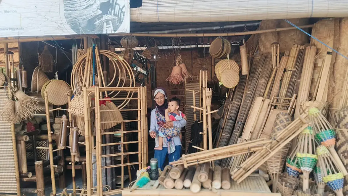 EXPERIENCE TOURISM: Sentra Kerajinan Bambu Sendari yang berada di Tirtoadi, Mlati, Sleman. Potensi pengembangan sebagai destinasi wisata menjadi perhatian Dinas Pariwisata DIY. NANANG FEBRIANTO/RADAR JOGJA