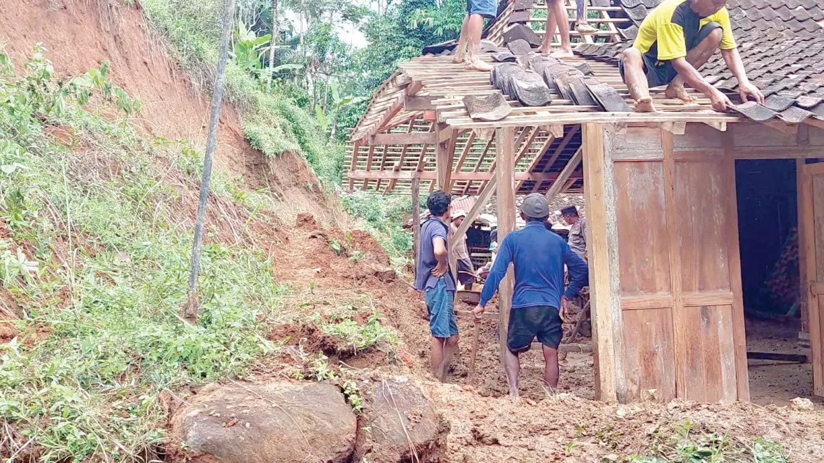 GOTONG ROYONG: Warga di kawasan Perbukitan Menoreh Kulon Progo memasang genting rumah. Bangunan rumah tersebut berada di lereng bukit yang masuk daerah rawan longsor. (Anom Bagaskoro/Radar Jogja)