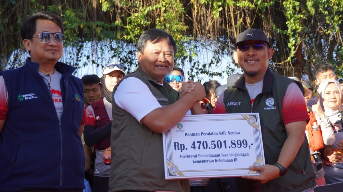 Kepala Balai TN Gunung Merbabu saat menerima bantuan dari perwakilan Kementerian Kehutanan.