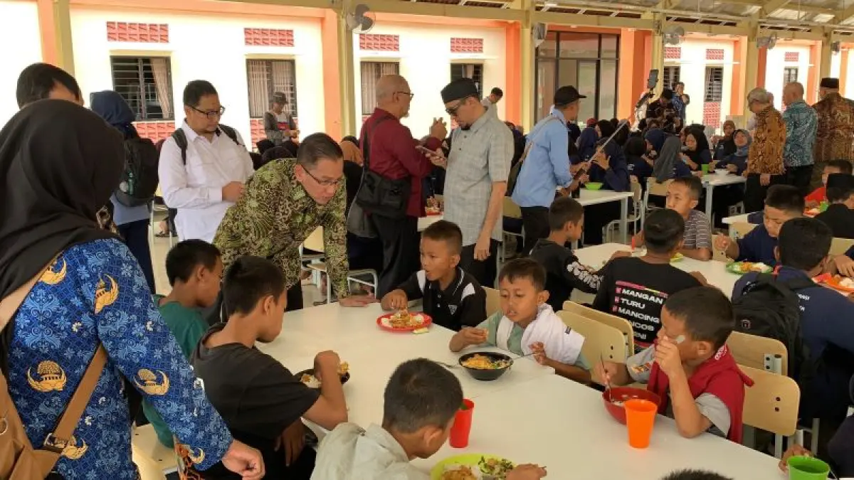 LAHAP: Siswa Sekolah Rakyat Terintegrasi (SRT) 1 Kulon Progo saat memakan makanan prasmanan yang disediakan Selasa (8/9). (ANOM BAGASKORO/RADAR JOGJA)
&nbsp;