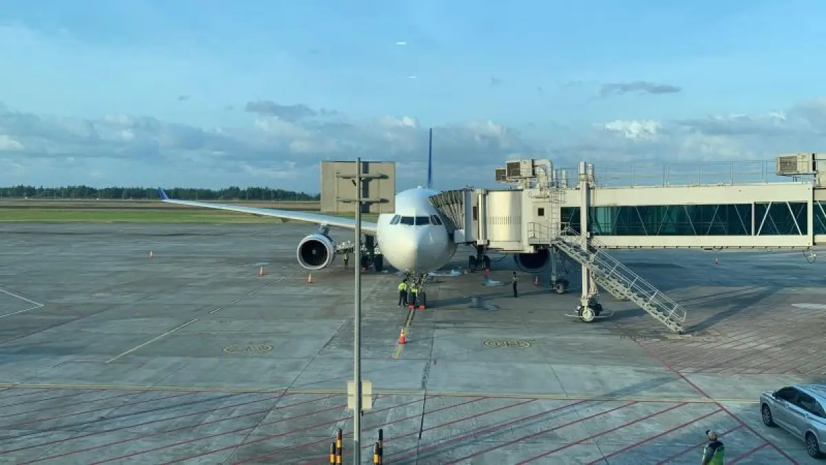 LAYANI PENERBANGAN: Pesawat yang terparkir di Yogyakarta International Airport (YIA) siap melayani penumpang. Selama dua hari aktivitas penerbangan dihentikan karena sebaran abu vulkanik. (Anom Bagaskoro/Radar Jogja)