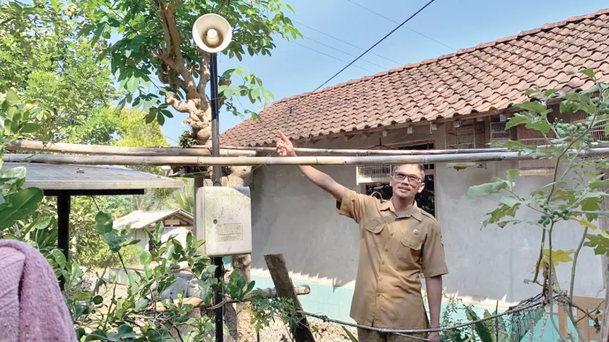 MITIGASI BENCANA: Early warning system (EWS) dipasang di atas tanah retakan di Kalurahan Giripurwo, Girimulyo, Kulon Progo. (Anom Bagaskoro/Radar Jogja)