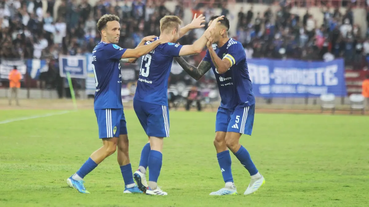 Pemain PSIM Jogja saat selebrasi sesudah mencetak gol saat melawan Persita Tangerang di Stadion Sultan Agung (SSA) Sabtu, (5/9).