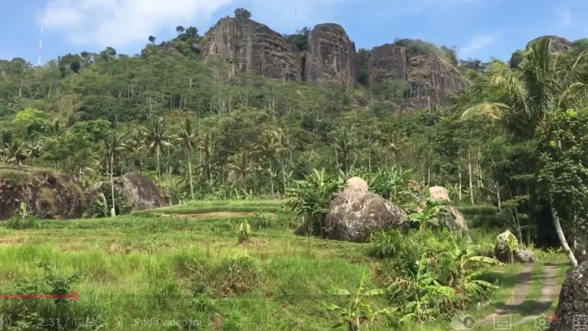 Perjalanan menuju Kampung Pitu, dekat dengan Ngalnggeran Gunungkidul. (Tangkapan YouTube/wibikembara)
