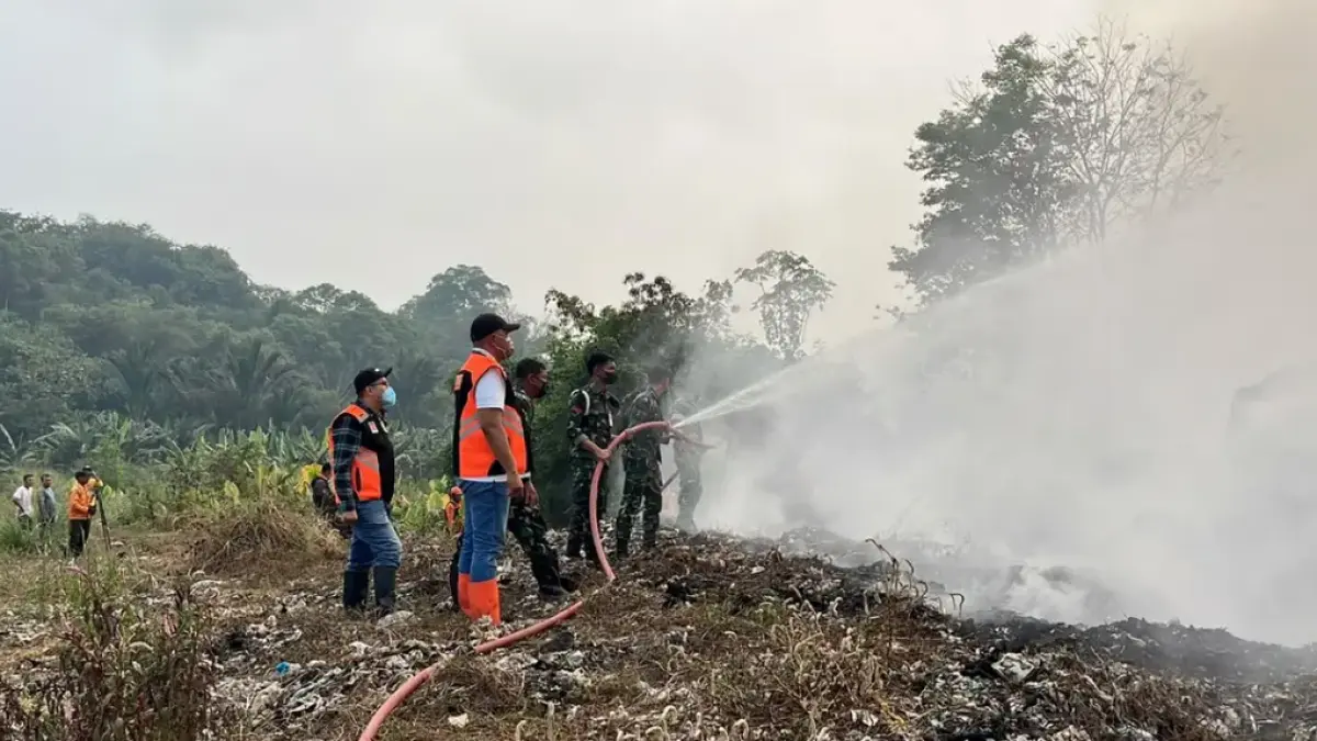 Petugas dari berbagai stakeholder memadamkan api kebakaran TPA Galuga Bogor, Jawa Barat, Senin (8/9/2026) sore. (Radar Bogor)