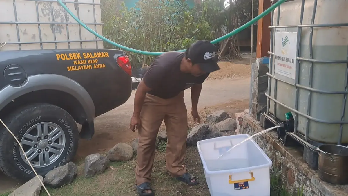 Polsek Salaman mendistribusikan air bersih sebanyak 2.000 liter kepada warga Dusun Demangan, Kebonrejo, Salaman.