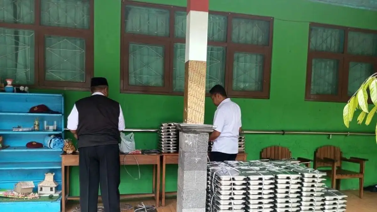 PROGRAM PUSAT: Pendistribusian makanan bergizi gratis (MBG) kepada siswa di salah satu sekolah di Wonosari, Gunungkidul beberapa waktu lalu. (Dzika Fajar/Radar Jogja)