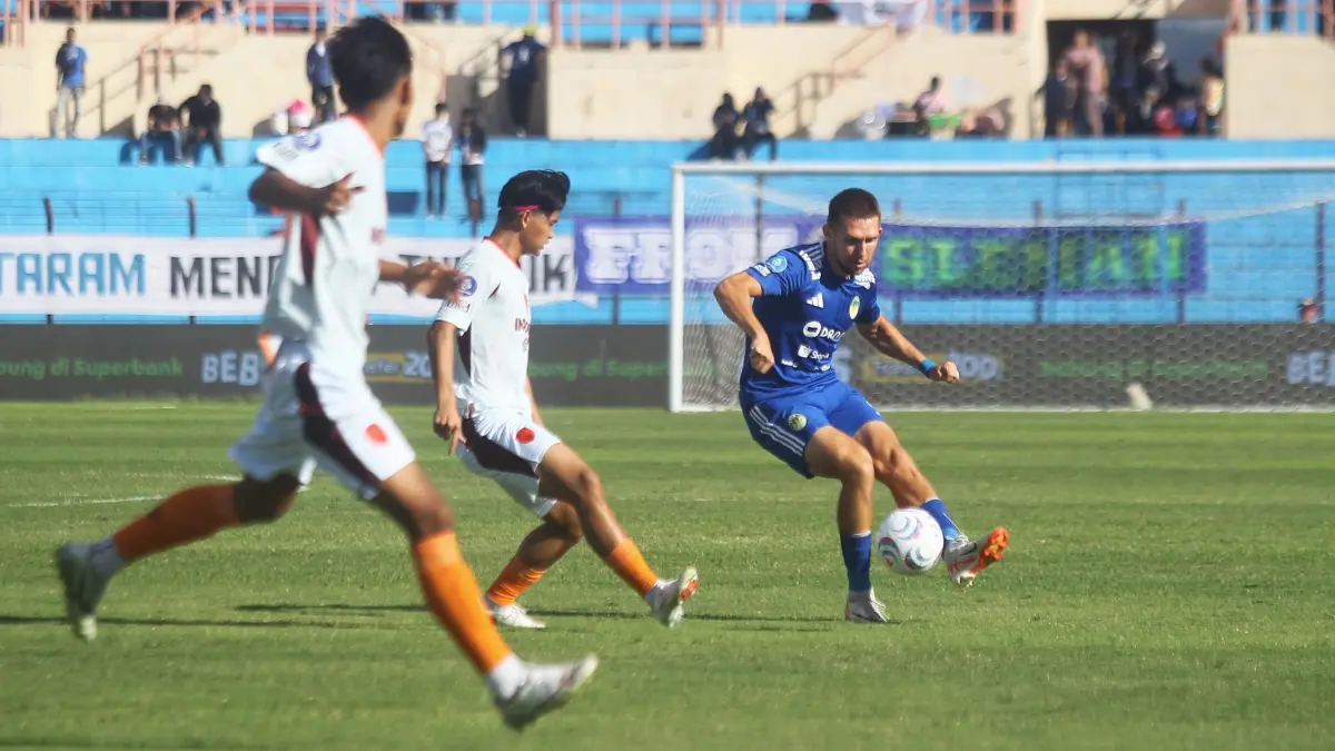 RASAKAN PERBEDAAN: Pemain anyar PSIM Ondrej Rudzan (kanan) dibayangi para pemain Persita Tangerang saat laga perdana Super League di SSA Bantul Sabtu (5/9). GUNTUR AGA/RADAR JOGJA